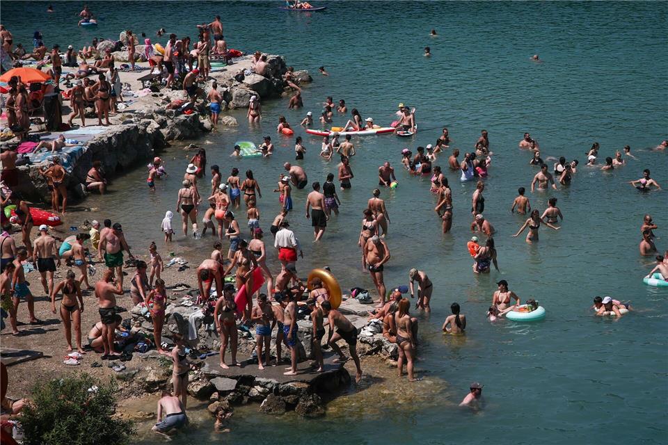 Auch in Polen suchten die Menschen Abkühlung im Wasser.Lukasz Gagulski/PAP/dpa