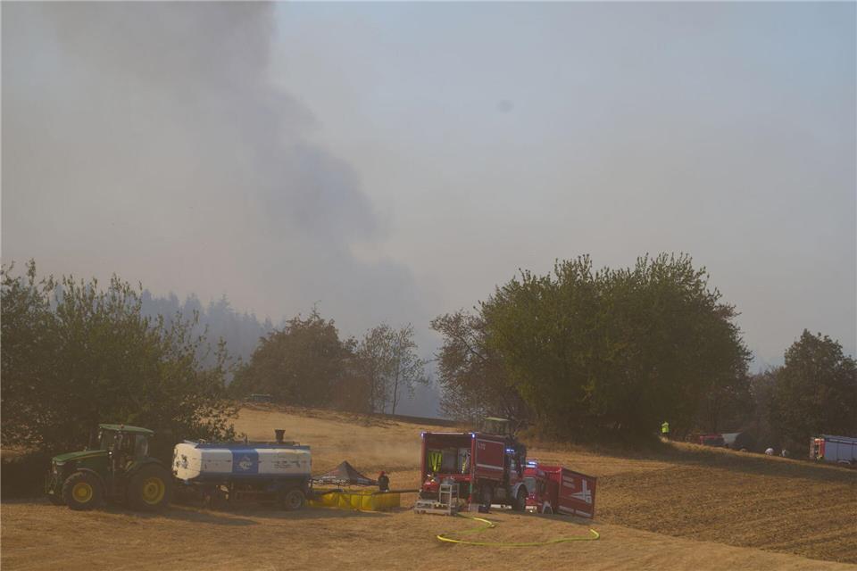 Auch in Rheinland-Pfalz kämpfen Einsatzkräfte gegen einen größeren Wald- und Wiesenbrand an.Thomas Frey/dpa