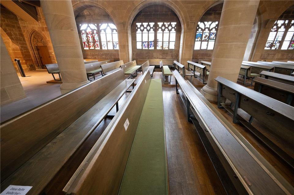 Auch in Rheinland-Pfalz und im Saarland bleiben viele Kirchenbänke leer. (Symbolbild)Bernd Weißbrod/dpa