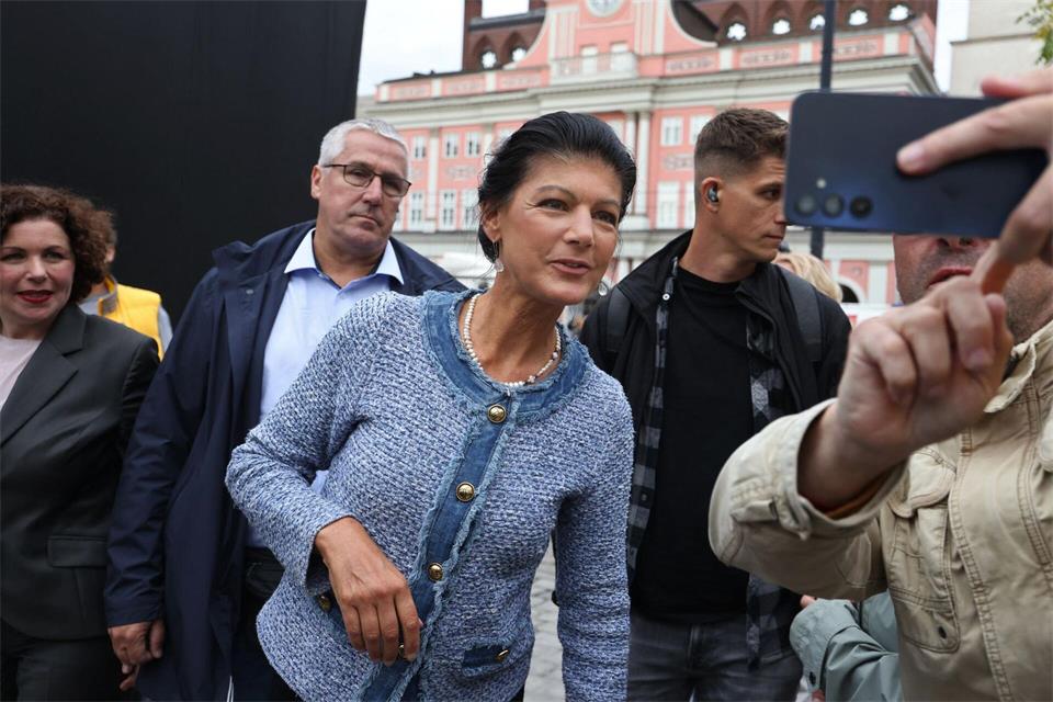 Auch in Rostock warb Parteigründerin Sahra Wagenknecht für ihre bekannten Themen.Danny Gohlke/dpa