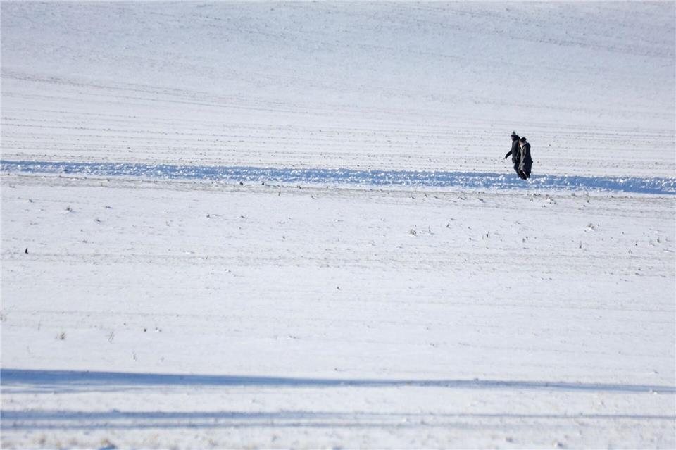 Auch in Sachsen-Anhalt müssen sich die Schülerinnen und Schüler am Freitag möglicherweise durch viel Schnee zur Schule kämpfen.Matthias Bein/dpa