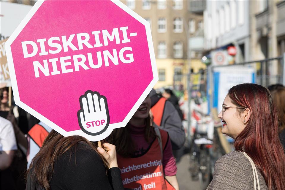 Auch in Sachsen sind zum Internationalen Frauentag am Sonntag Kundgebungen geplant. (Archivbild)Hannes P Albert/dpa