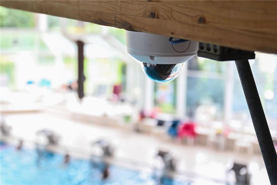 Auch in Schwimmbädern wird videoüberwacht.Uli Deck/dpa