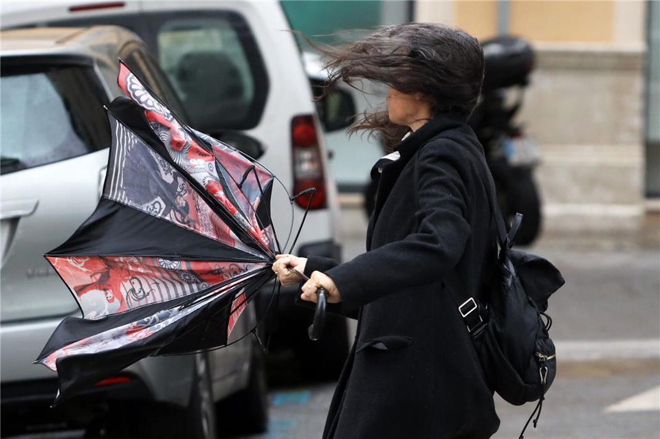 Auch in Spanien wurde weiterer Sturm mit starken Niederschlägen erwartet. Ein Regenschirm wie hier in Málaga hilft da kaum. (Archiv-Bild)Álex Zea/EUROPA PRESS/dpa
