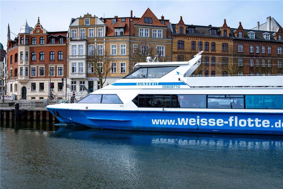 Auch in Stralsund nutzen viele Menschen das Angebot der Weißen Flotte. (Archivbild)Stefan Sauer/dpa