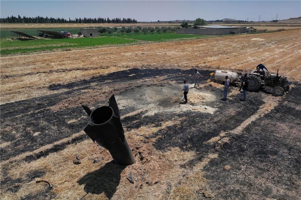 Auch in Syrien sind nach Kämpfen zwischen Iran und Israel zu Beginn der Woche Trümmer niedergegangen. (Symbolbild)Ghaith Alsayed/AP/dpa