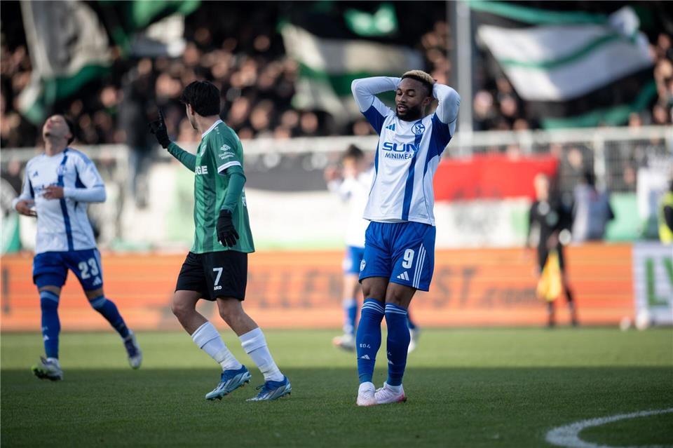 Auch in Überzahl trafen Moussa Sylla und die anderen Schalker nicht.Fabian Strauch/dpa