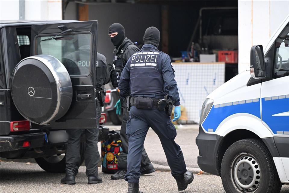 Auch in Weil der Stadt bei Stuttgart waren die Beamten im Einsatz. Bernd Weißbrod/dpa