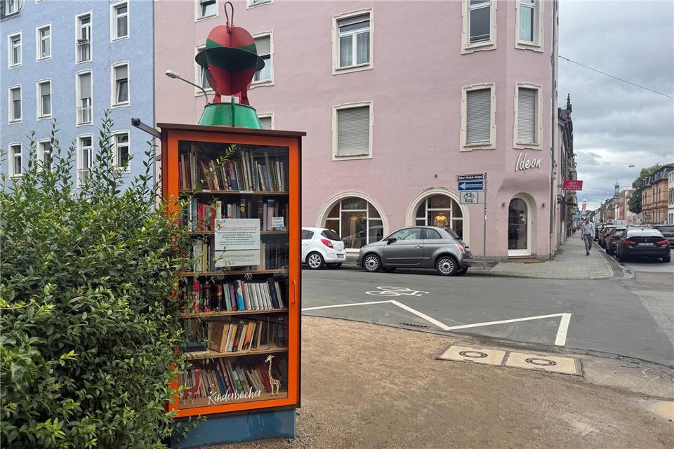 Auch in Wiesbaden halten Bücherschränke Lesestoff zum Ausleihen und Tauschen bereit. Andrea Löbbecke/dpa