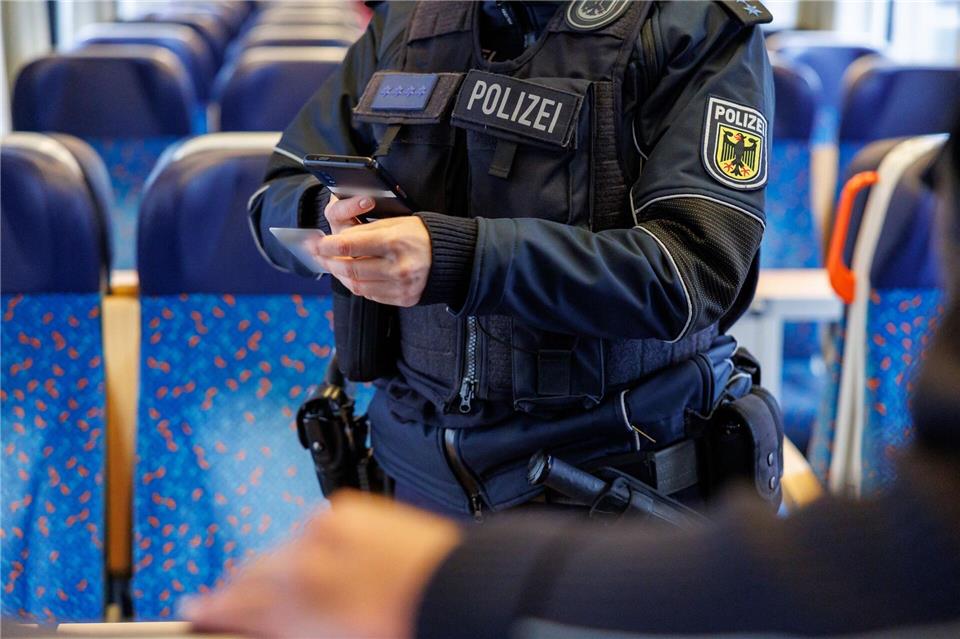 Auch in Zügen werden Fahrgäste nahe der Grenze zu Österreich oft von Bundespolizisten kontrolliert. (Symbolbild)Daniel Karmann/dpa