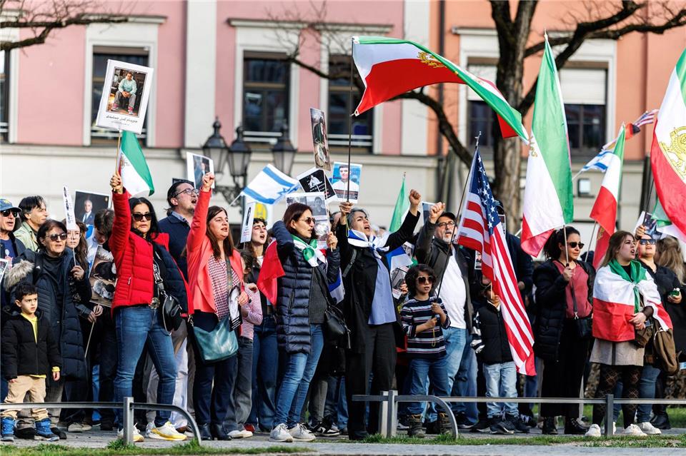 Auch in anderen deutschen Städten gingen Menschen gegen die iranische Regierung auf die Straße, etwa in Berlin, Hamburg und Frankfurt. Matthias Balk/dpa