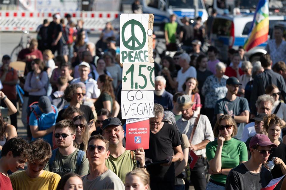 1.000 Menschen bei Demo von Fridays for Future in Dresden Auch in anderen sächsischen Städten waren Aktionen geplant.Sebastian Kahnert/dpa