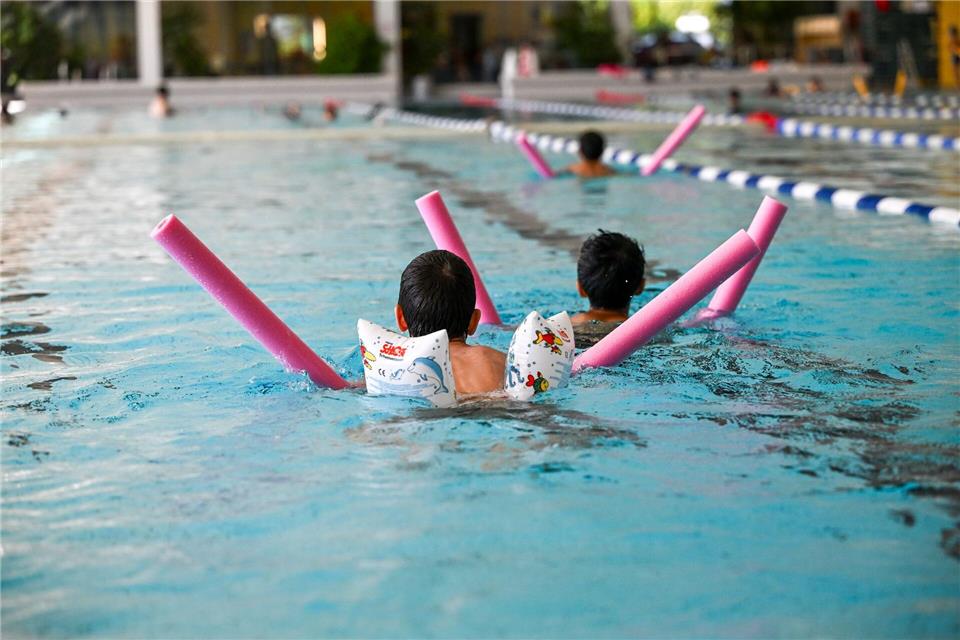 Auch in den Berliner Sommerferien finden wieder Schwimm-Intensivkurse statt. (Symbolbild)Jens Kalaene/dpa