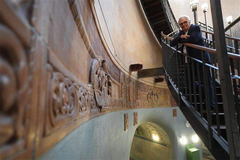 Auch in den Ein- und Ausgangshallen des Elbtunnels hat der Keramiker viele Reliefs restauriert und erneuert. Marcus Brandt/dpa