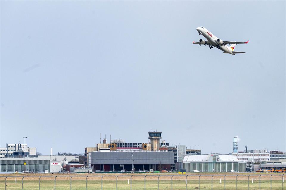 Auch in den Flughafen Bremen wird investiert. (Archivfoto)Sina Schuldt/dpa