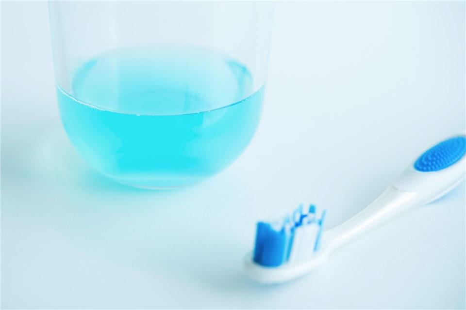 Auch in den Tagen nach der Weisheitszahn-OP ist Zahnpflege wichtig - nun aber mit einer guten Portion Vorsicht. picture alliance/dpa/dpa-tmn