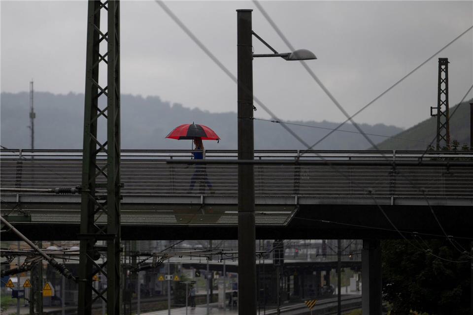 Auch in den kommenden Tagen sollte man die Regenjacke oder den Regenschirm griffbereit haben.Marijan Murat/dpa