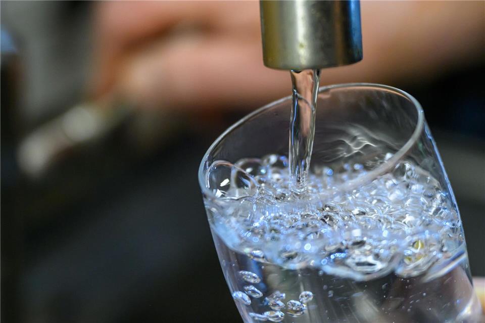Auch in den nächsten Jahrzehnten soll noch genügend Trinkwasser in Thüringen verfügbar sein (Symbolfoto).Hendrik Schmidt/dpa