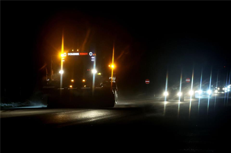Auch in der Nacht wurde auf zahlreichen Straßen Schnee geräumt.Karl-Josef Hildenbrand/dpa