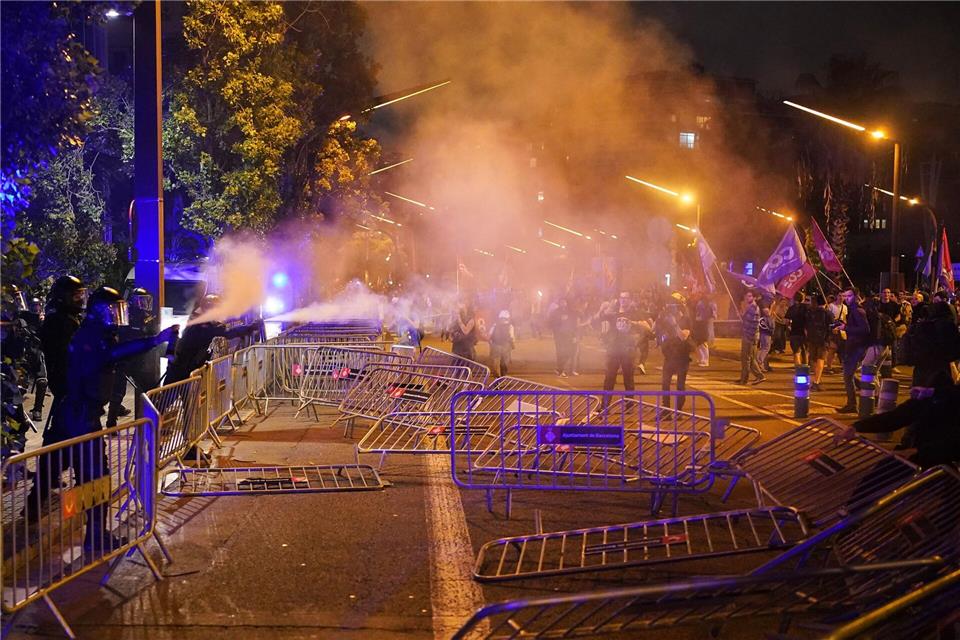 Streiks und Demos in Spanien gegen Israel wegen Gaza Auch in der Nähe des israelischen Konsulats in Barcelona kam es zu Unruhen.Bernat Armangue/AP/dpa