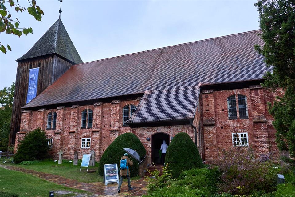 Auch in der Seemannskirche in Prerow wird eine Hubertusmesse gefeiert. (Archivbild)Jens Büttner/dpa