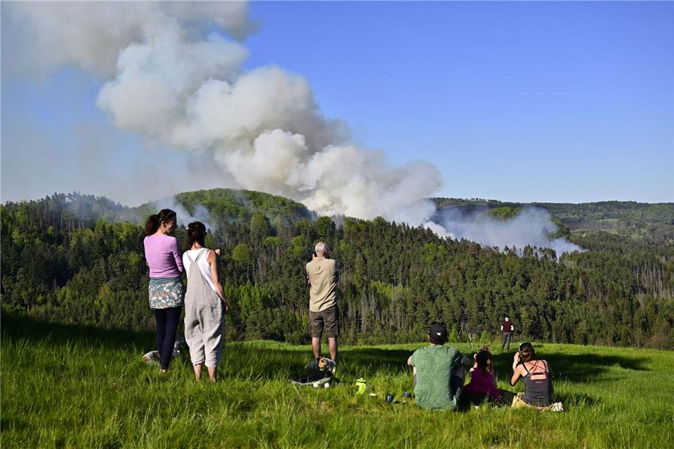 Auch in der Tschechien nahe der Grenze zu Sachsen brennen WälderHájek Ondøej/CTK/dpa