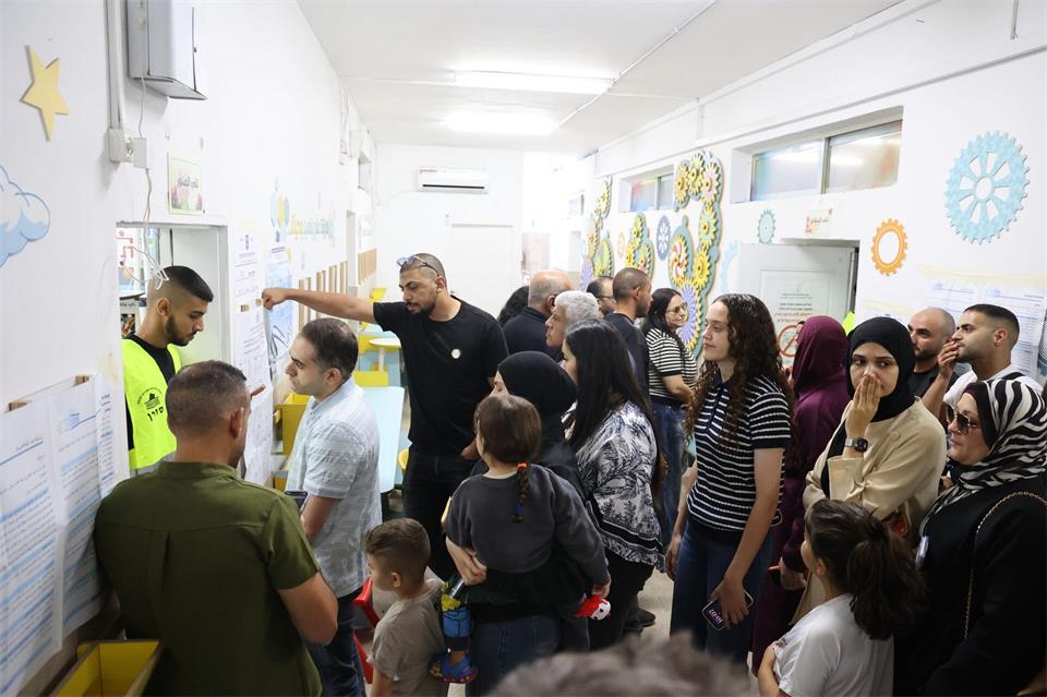 Auch in der arabisch geprägten Stadt Taibe bildeten sich in Wahllokalen lange Schlangen. Foto aktuellGil Cohen-Magen/dpa