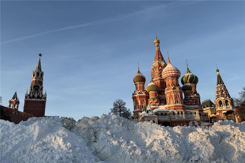 Auch in der russischen Hauptstadt türmen sich stellenweise nach Rekord-Niederschlägen in diesem Winter die Schneemengen. Ulf Mauder/dpa