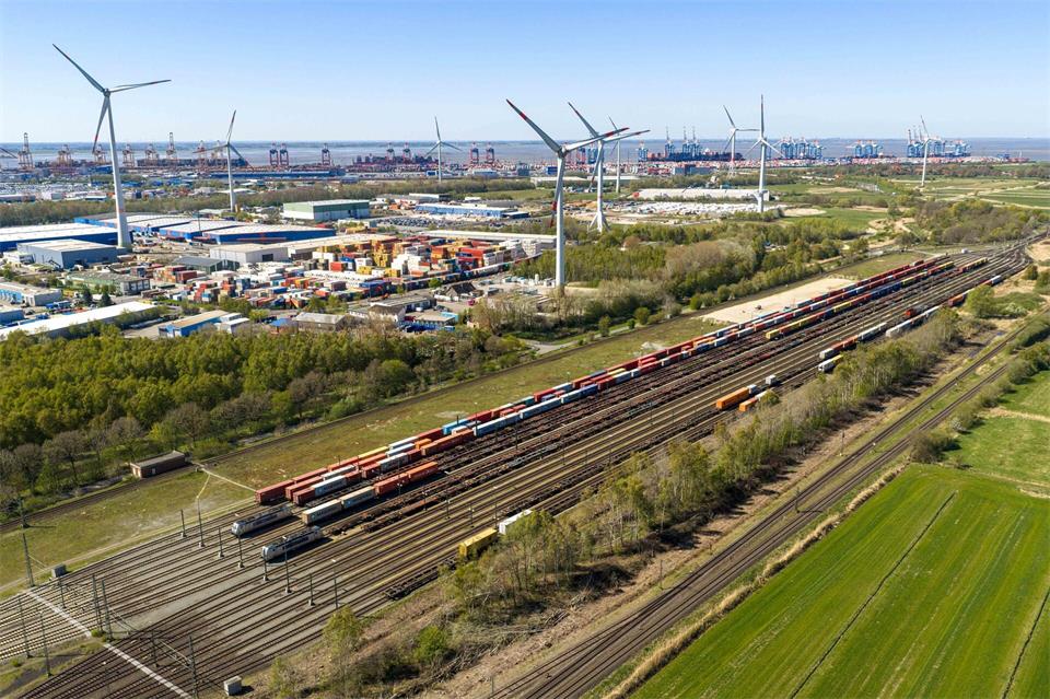 Auch in die Infrastruktur für den Weitertransport wird investiert. (Archivfoto)Sina Schuldt/dpa