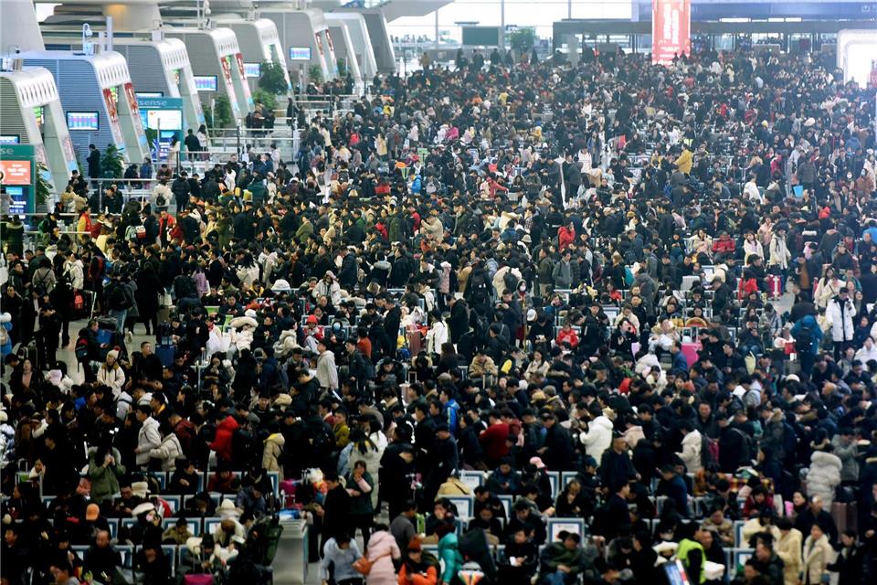 Auch in diesem Jahr dürfte es wieder voll werden an Chinas Bahnhöfen. (Archivbild) -/CHINATOPIX/AP/dpa