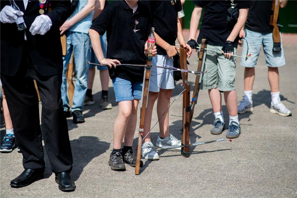 13-Jähriger ist Wildeshauser Kinderkönig Auch in diesem Jahr durften nur Jungen beim Kinderschützenfest in Wildeshausen mit der Armbrust auf den Papagoy schießen. Hauke-Christian Dittrich/dpa