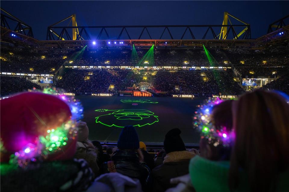 Auch in diesem Jahr singen wieder über 70.000 Menschen im Stadion von Borussia Dortmund Weihnachtslieder. (Archivbild)Bernd Thissen/dpa