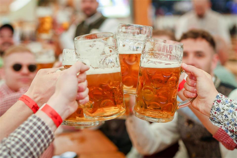 Auch in diesem Jahr wird in den Festzelten des Cannstatter Volksfests gesungen und angestoßen. (Archivbild)Christoph Schmidt/dpa