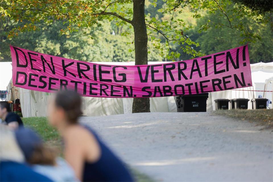 Auch in diesem Jahr wollen Kriegsgegner wieder ein sechstägiges Protestcamp in Köln abhalten (Archivbild).Rolf Vennenbernd/dpa