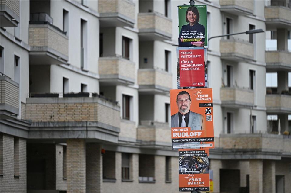 Auch in digitalen Zeiten spielen Plakate im Wahlkampf noch eine große Rolle. Michael Brandt/dpa