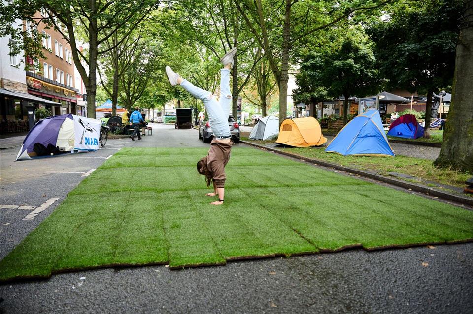 Auch in hessischen Städten soll der Parking Day auf die Probleme mit zu dichtem Autoverkehr aufmerksam machen. (Symbolbild) Bernd Thissen/dpa