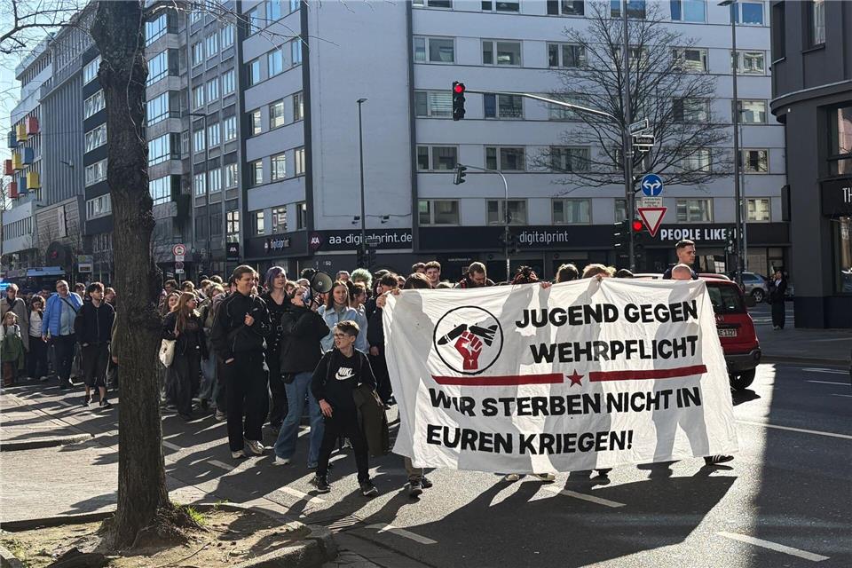 Auch in mehreren anderen Städten in NRW gingen zahlreiche junge Menschen auf die Straße.Celine Frohnapfel/dpa