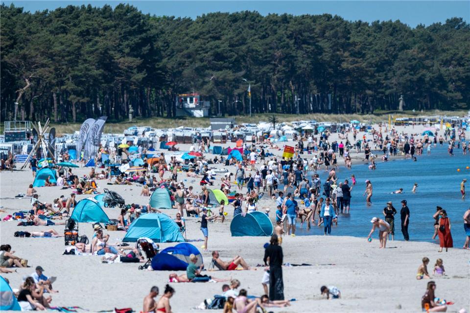 Auch ins Wasser trauten sich die ersten Badegäste.Stefan Sauer/dpa
