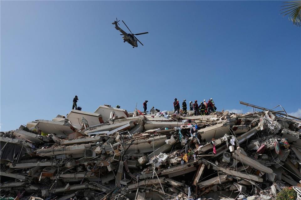 Auch international trifft erste Hilfe in Venezuela ein, um sich an der Suche nach Verschütteten zu beteiligen. Fernando Vergara/AP/dpa
