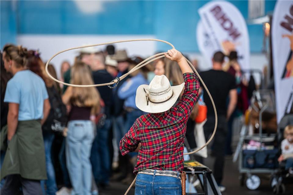 Auch jüngere Western-Fans zeigen beim Lasso-Werfen ihr Können. Silas Stein/dpa