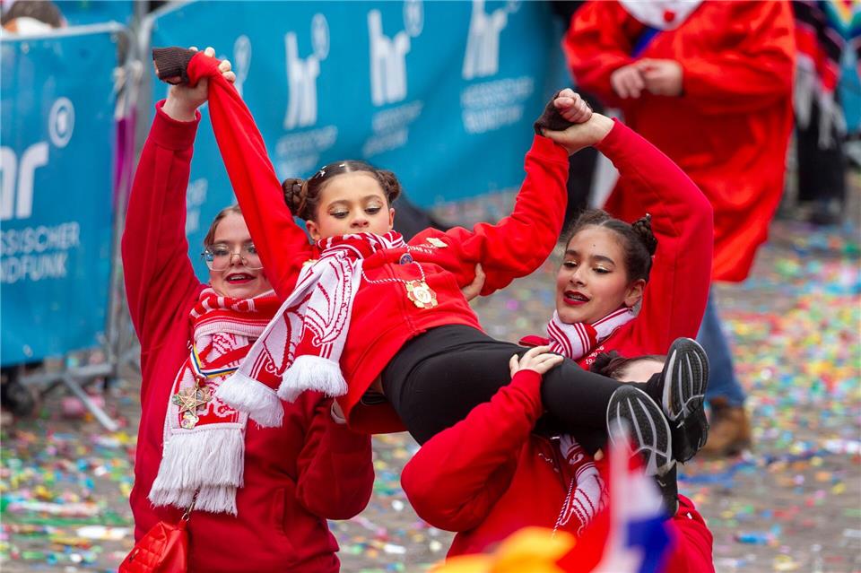 Auch junge Karnevalisten feiern beim Fastnachtsumzug in Frankfurt.Helmut Fricke/dpa