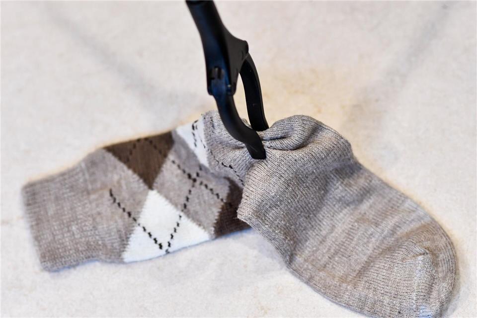 Auch kleine Helfer wie eine Greifhilfe können den Alltag erleichtern.picture alliance / dpa-tmn