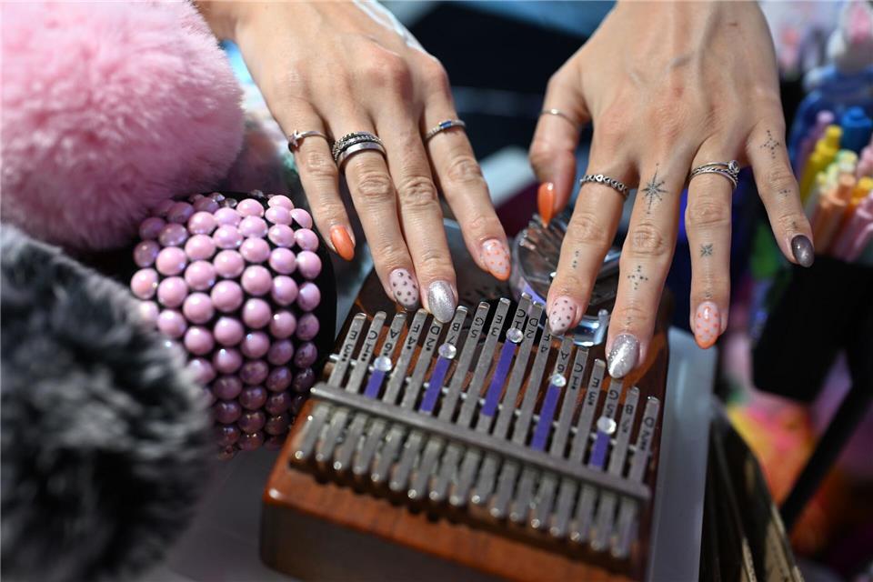 Auch kleine Instrumente kommen zum Einsatz in den Videos. Felix Kästle/dpa