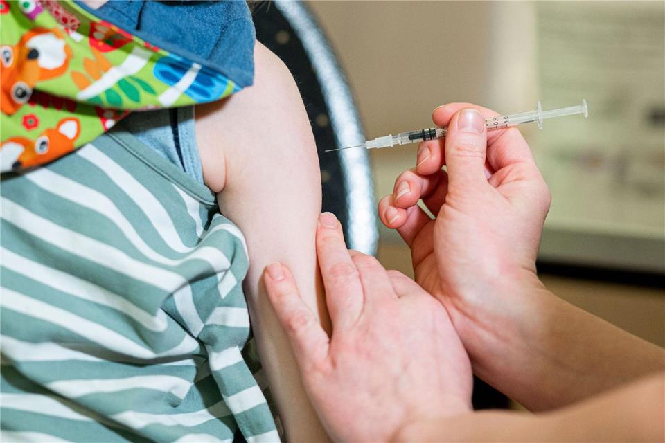 Auch kleine Körper können mit mehreren Impfstoffen gleichzeitig umgehen. (Symbolbild)Daniel Reinhardt/dpa