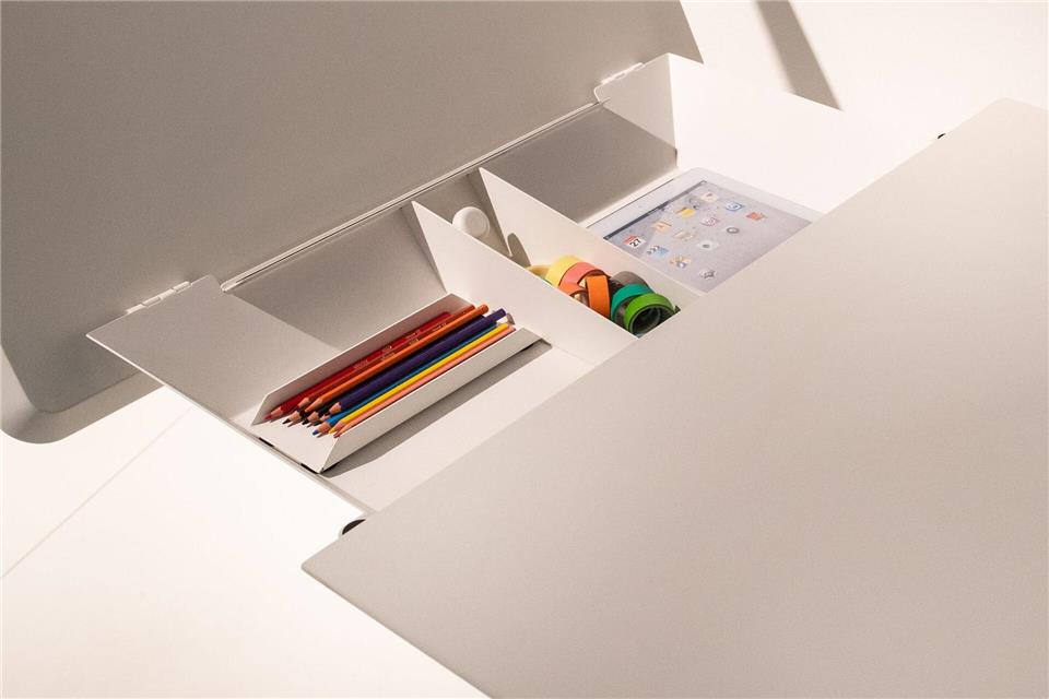 Ordnung muss sein - was hilft bei wenig Stauraum? Auch kleine Schreibtische bieten Stauraum unter einer hochklappbaren Platte, wie dieses Modell von Müller Small Living.picture alliance/dpa