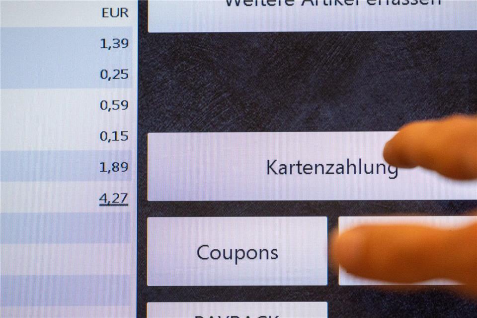 Auch kleinere Beträge werden inzwischen oft mit Karte bezahlt. (Symbolbild)Leonie Asendorpf/dpa