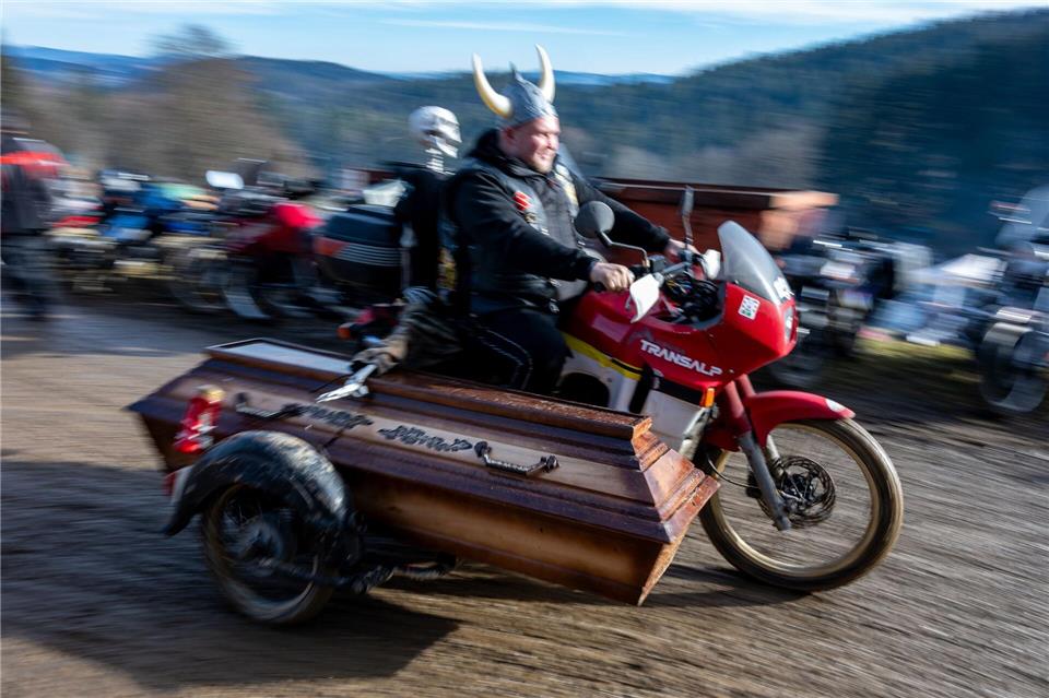 Auch kuriose Gefährte sind zu sehen - hier ein Modell mit Sarg als Beiwagen.Armin Weigel/dpa