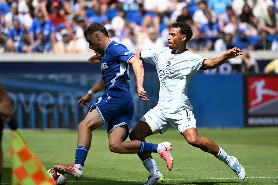 Auch mal die Linie entlang: Karlsruhes Noel Eichinger (l) im Duell mit dem Bielefelder Henri Koudossou. Uli Deck/dpa