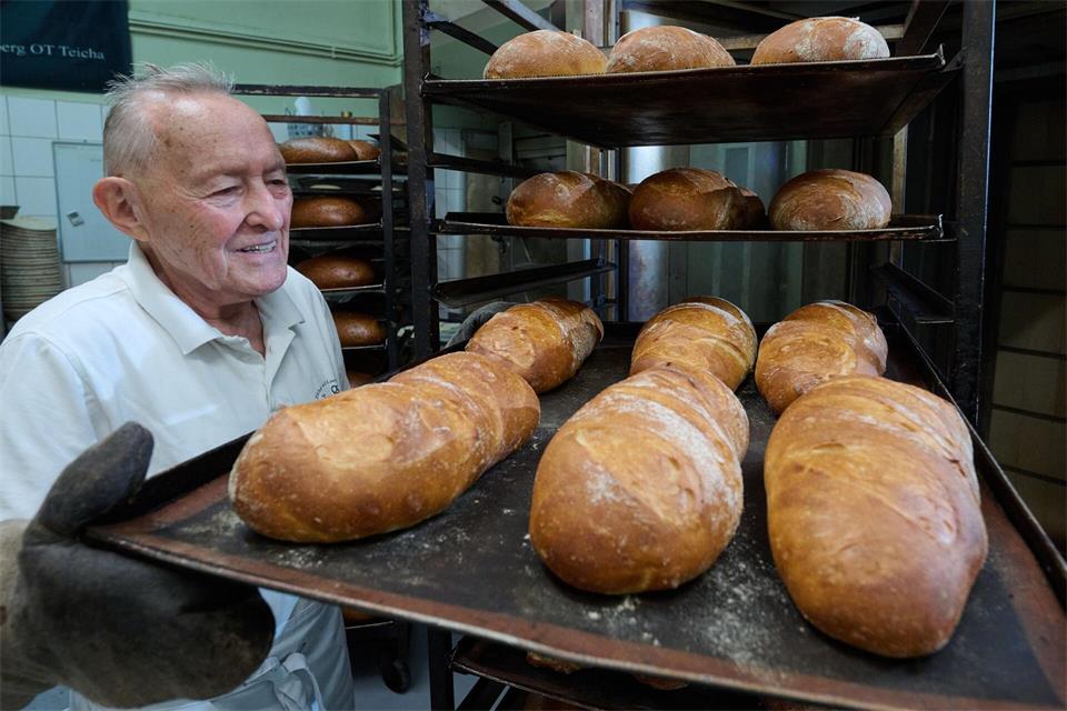 Auch mit 85 Jahren mit Leidenschaft in der Backstube: Gert Ebenrecht ist seit 65 Jahren Bäckermeister - dafür wird er von der Handwerkskammer Halle geehrt. Hendrik Schmidt/dpa