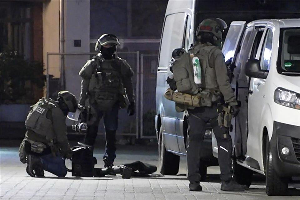Auch mit SEK-Beamten suchte die Polizei in vier Gladbecker Wohnungen nach Waffen.-/tv7News/dpa